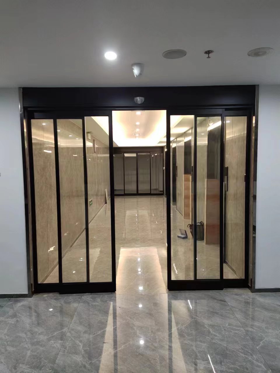 六合区玻璃伸缩门